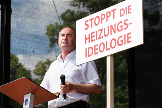Hubert Aiwanger, Wirtschaftsminister und Landesvorsitzender der Freien Wähler in Bayern, spricht bei einer Demonstration gegen die Klima-Politik der Ampelregierung.