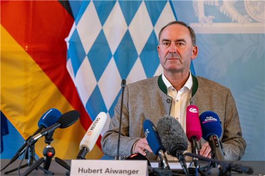 Hubert Aiwanger äußert sich in München zur Flugblatt-Affäre.