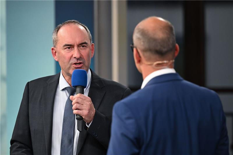 Freie Wähler: Aiwanger und Weigert holen erste Direktmandate Hubert Aiwanger (l) hat das bundesweit erste Direktmandat für seine Partei geholt.