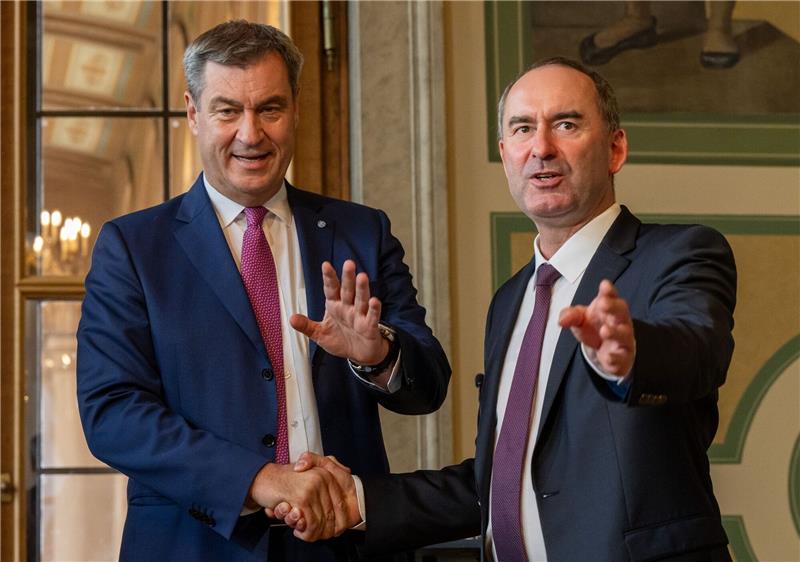 CSU und Freie Wähler unterzeichnen Koalitionsvertrag Hubert Aiwanger (r) und Markus Söder sind sich einig.