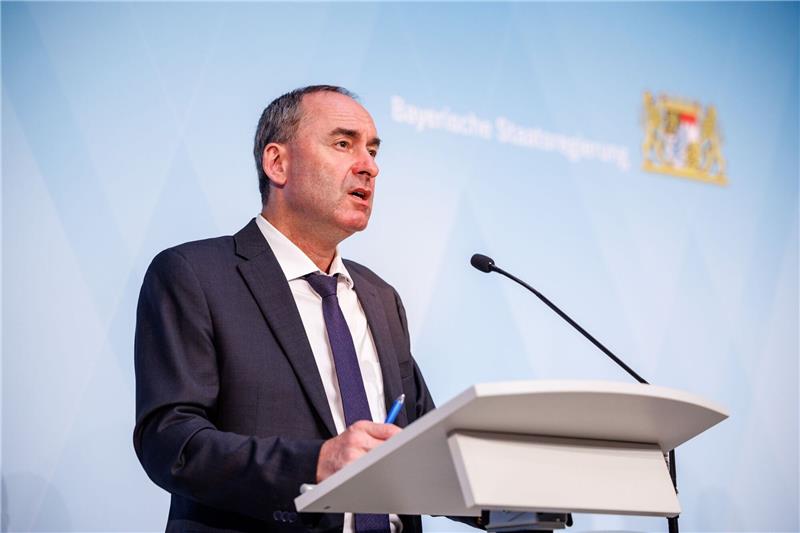 Söder und Aiwanger kommen zu Sondersitzung Hubert Aiwanger spricht auf der Pressekonferenz im Foyer des Prinz-Carl-Palais nach der Sitzung des bayerischen Kabinetts.