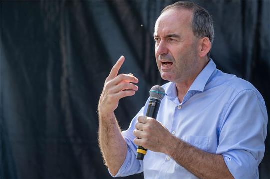 Hubert Aiwanger spricht auf einer Veranstaltung der Freien Wähler in Hessen.