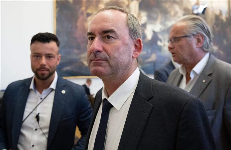 Aiwanger kann Misstrauen gegen seine Person „nachvollziehen” Hubert Aiwanger verlässt den bayerischen Landtag nach einer Sondersitzung zu den Vorwürfen gegen ihn im Zusammenhang mit einem Flugblatt mit antisemitischem Inhalt.