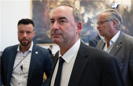 Hubert Aiwanger verlässt den bayerischen Landtag nach einer Sondersitzung zu den Vorwürfen gegen ihn im Zusammenhang mit einem Flugblatt mit antisemitischem Inhalt.