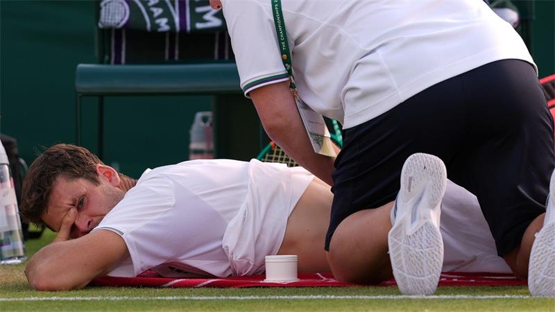 Nach dramatischem Ende: Struff im Wimbledon-Viertelfinale Hubert Hurkacz ließ sich behandeln.
