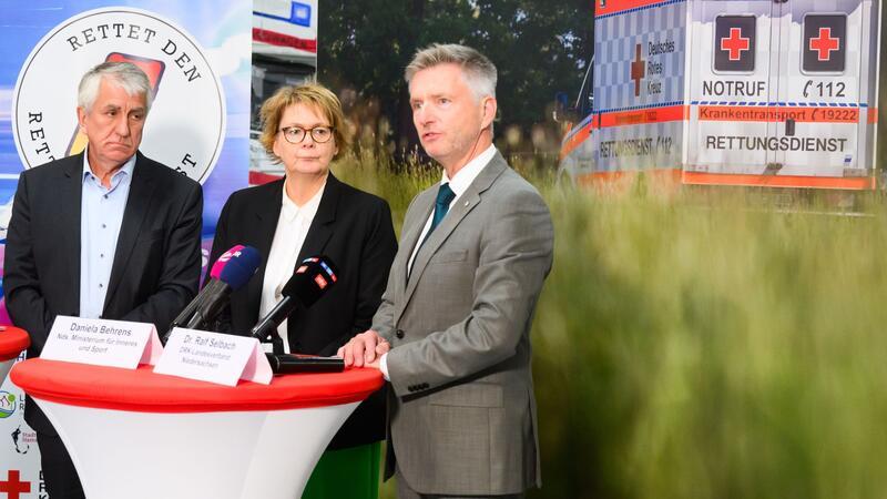 Initiative: Rettungsdienst durch Pläne des Bundes bedroht Hubert Meyer (l-r), Hauptgeschäftsführer Niedersächsischer Landkreistag (NLT), Daniela Behrens (SPD) und Ralf Selbach stehen bei einer Pressekonferenz zum Neustart des Bündnisses „Rettet den Rettungsdienst 2.0“ im DRK-Simulations- und Trainingszentrum.