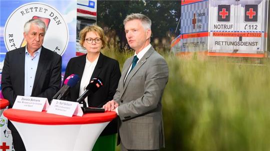 Hubert Meyer (l-r), Hauptgeschäftsführer Niedersächsischer Landkreistag (NLT), Daniela Behrens (SPD) und Ralf Selbach stehen bei einer Pressekonferenz zum Neustart des Bündnisses „Rettet den Rettungsdienst 2.0“ im DRK-Simulations- und Trainingszentrum.
