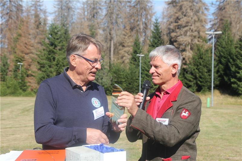 Braunlage: Skiverband feiert das 126-jährige Bestehen Hubert Schwarz (rechts) überreicht NSV-Präsident Andreas Naeschke im Namen des Deutschen Skiverbands die Goldene Skispitze. Foto: Eggers