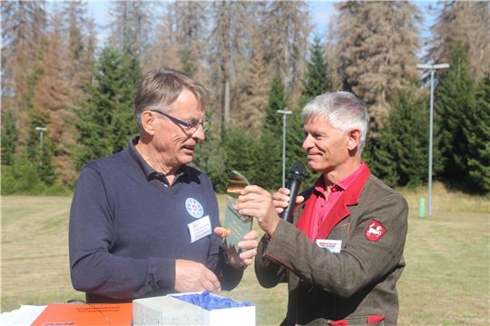 Hubert Schwarz (rechts) überreicht NSV-Präsident Andreas Naeschke im Namen des Deutschen Skiverbands die Goldene Skispitze. Foto: Eggers