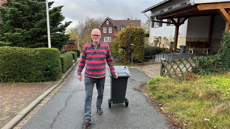 Hohegeiß: Bürger ärgern sich über die Müllentsorgung Hubert Seidenstücker startet mit seiner Mülltonne, die er von seinem Haus (rechts) mehr als hundert Meter bergauf von der Gippe zur Langen Straße bringen muss, wenn sie geleert werden soll.
