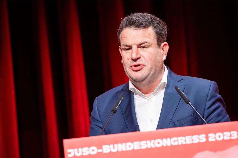 Arbeitsminister: Gesetz für Tarifbindung noch in diesem Jahr Hubertus Heil (SPD), Bundesminister für Arbeit und Soziales, spricht beim Bundeskongress der Jungsozialisten (Jusos).