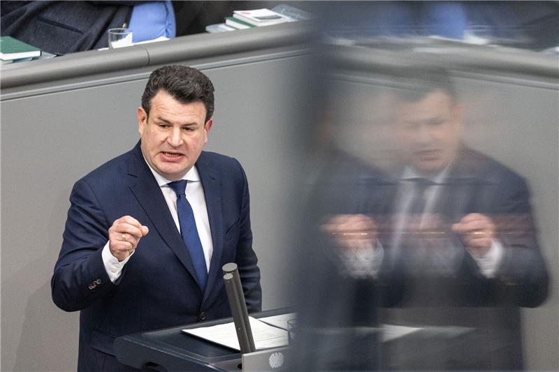 Heil verteidigt Bürgergeld - Rentenreform im Februar Hubertus Heil (SPD) will mehr Geld für das Bürgergeld ausgeben.