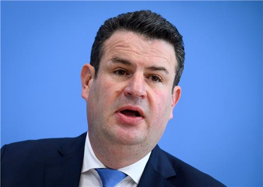 Hubertus Heil informiert in der Bundespressekonferenz über geplante Maßnahmen zur Arbeitsmarktintegration.