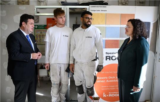 Hubertus Heil (l, SPD), Bundesminister für Arbeit und Soziales, und Andrea Nahles (r), Vorstandsvorsitzende der Bundesagentur für Arbeit, besuchen anlässlich des «Sommers der Berufsausbildung» die Firma K. Rogge Spezialbau GmbH.