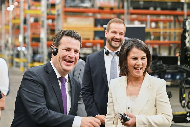 Baerbock bietet Brasilien Partnerschaft der Demokratien an Hubertus Heil und Annalena Baerbock besuchen das Werk von Mercedes-Benz do Brasil.
