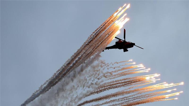 Hubschrauber zwischen Leuchtraketen - Tag der Streitkräfte in Südkorea