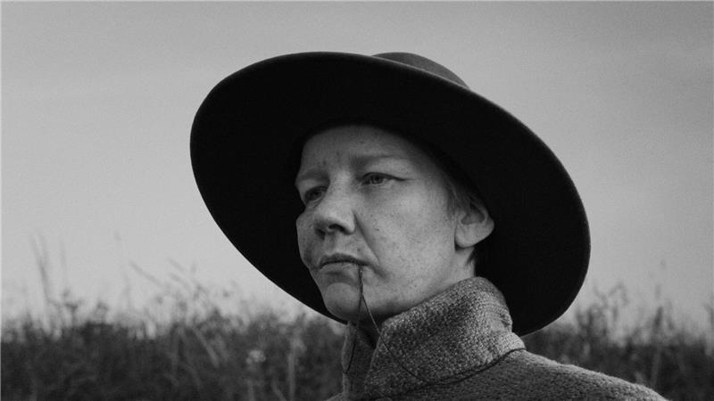 Hüller beeindruckt in der Titelrolle der wortkargen, stets disziplinierten Protagonistin.