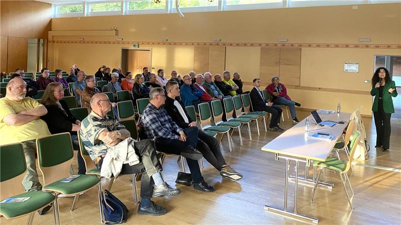 Hülya Günes vom Gigabitbüro des Bundes informiert im Freizeitzentrum über den Stand des Glasfaserausbaus in Bad Harzburg.