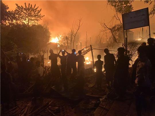 Hütten aus Bambus und Planen: In den Rohingya-Lagern brechen immer wieder Feuer aus.