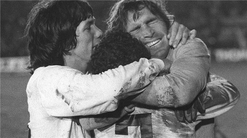 Argentiniens Torwart-Legende Gatti gestorben Hugo Gatti (r) feiert 1977 den Sieg im Elfmeterschießen in der Copa Libertadores.