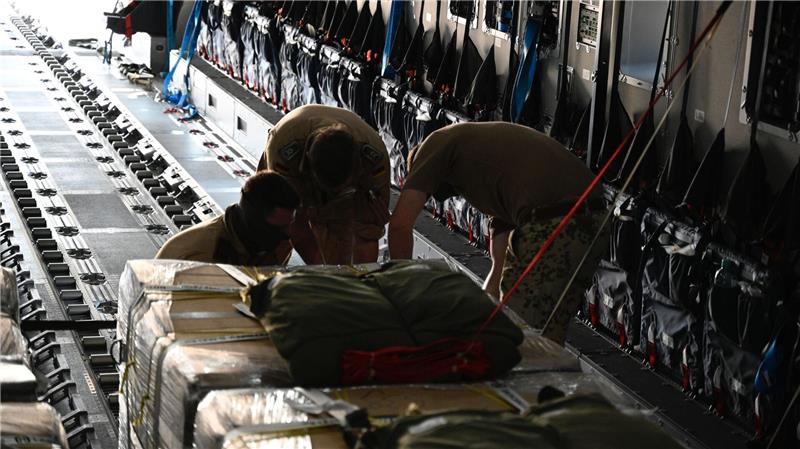 Bilder des Tages Humanitäre Hilfsgüter werden auf der King Abdullah II Air Base zum Weitertransport nach Gaza in einen Airbus A400M der Luftwaffe der Bundeswehr verladen.