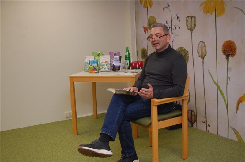 Humorvoll stellt André Niedostadek seine Werke in der Bücherei vor.  Foto: Breutel