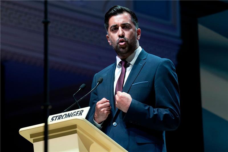 Schottische Regierungspartei erklärt Plan für Unabhängigkeit Humza Yousaf, Erster Minister von Schottland, spricht auf dem Sonderparteitag der Schottischen Nationalpartei (SNP) in der Caird Hall in Dundee.