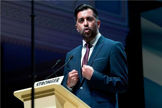 Humza Yousaf, Erster Minister von Schottland,  spricht auf dem Sonderparteitag der Schottischen Nationalpartei (SNP) in der Caird Hall in Dundee.