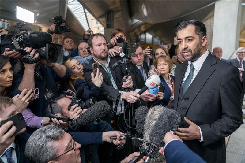 Neuer schottischer Regierungschef Yousaf offiziell gewählt Humza Yousaf spricht nach seiner Wahl zum neuen Ersten Minister im schottischen Parlament zu Journalisten.