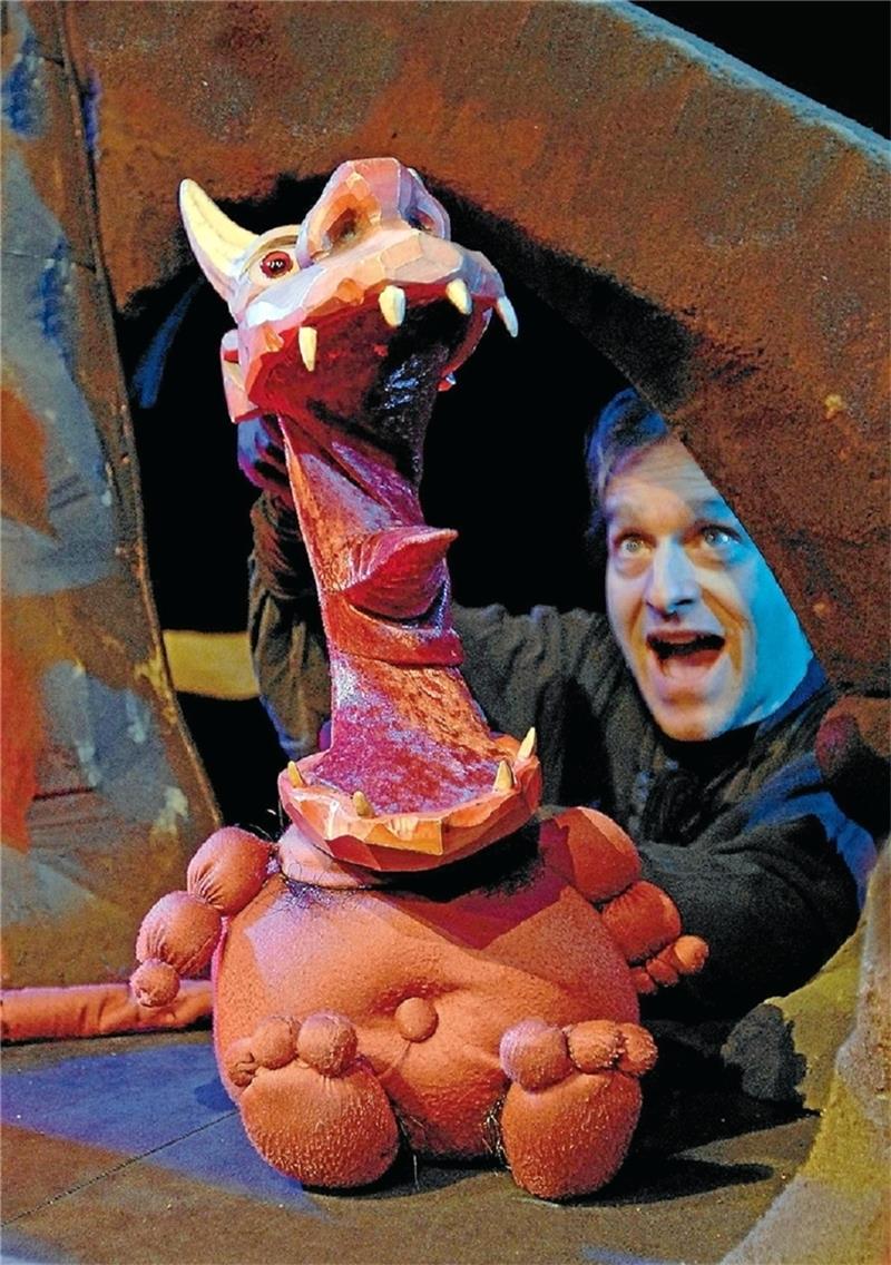 Hunde, die bellen, beißen bekanntlich nicht. Wie verhält sich das mit Drachen und Teufeln, die das Maul aufreißen? Große Klappe und nichts dahinter? Beim „Teufel mit den drei goldenen Haaren“ will das wohl lieber keiner ausprobieren – ganz schön furchterregend, wenn das Großmaul Gift und Galle spuckt. Heiko Brockhausen war mit dem Märchen jüngst im Goslarer Kulturkraftwerk zu Gast – Ende Januar kommt er mit „Zwerg Nase“. Figuren und Figurenspieler haben ein Zuhause: Das „Theater der Nacht“ in Göttingen ist eine Geburtsstätte der Fantasie. Foto: Privat