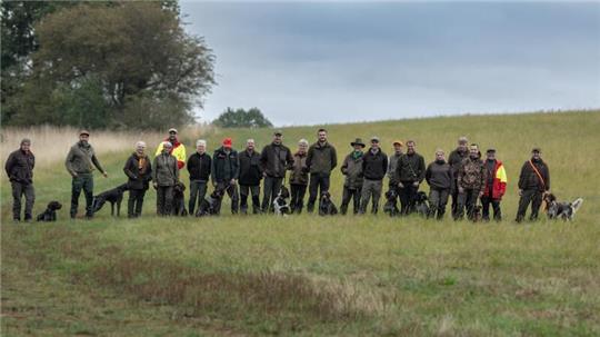Hunde und Halter als Team: Absolventen der Brauchbarkeitsprüfung.