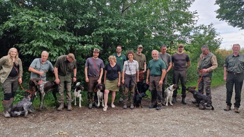 Hunde und Halter aus der Jägerschaft Goslar trainieren an den Teichen zwischen Goslar und Vienenburg für die Brauchbarkeitsprüfung.