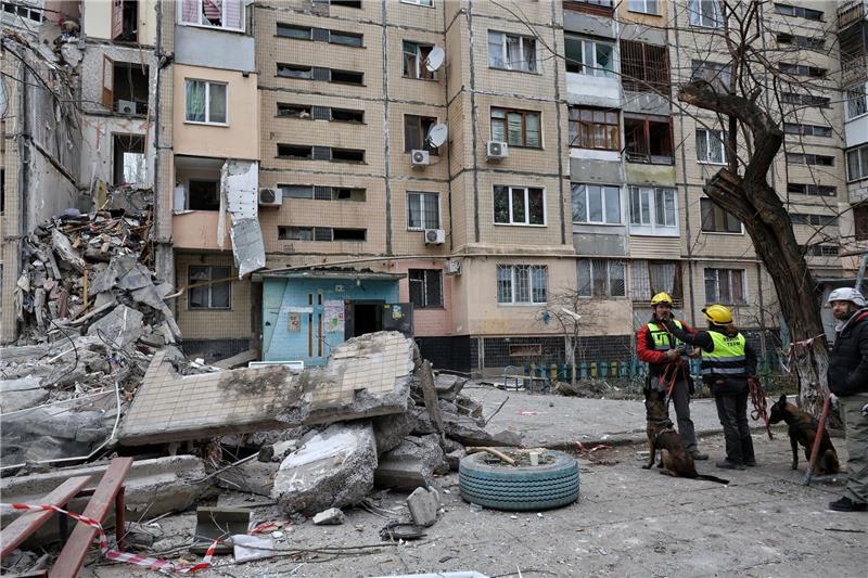 Krieg gegen die Ukraine: So ist die Lage Hundeführer stehen neben einem Wohnhaus in Odessa, das von einer russischen Drohne zerstört wurde.