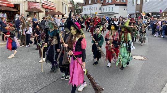 Hunderte Besucher jubeln den vielen Hexen im langen Walpurgisumzug durch Braunlage vom Straßenrand zu.