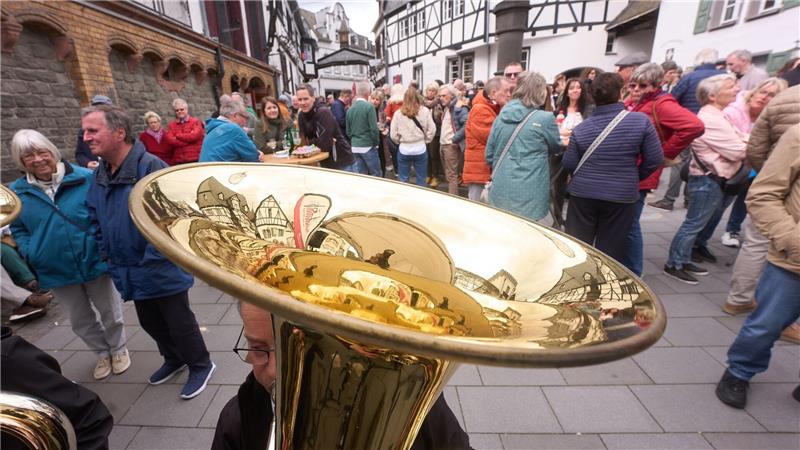Hunderte Besucher stehen in Winningen auf dem Weinmarkt, um am alten Osterbrauch des „Eierkibbens“ teilzunehmen.