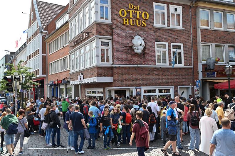 Nach 75. Geburtstag - Otto besucht seine Geburtsstadt Emden Hunderte Fans warteten vor dem Otto-Huus in Emden auf den Komiker.