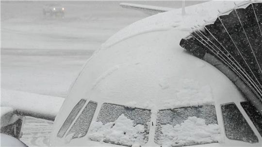 Hunderte Flüge von und nach New York wurden wegen heftigen Winterwetters gestrichen. (Symbolbild)