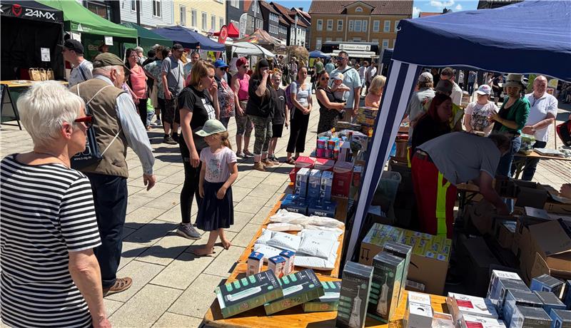Viele Gäste besuchen den ersten Ehrenamtstag auf dem Marktkirchenplatz in Clausthal-Zellerfeld und freuen sich besonders über die große Tombola. 