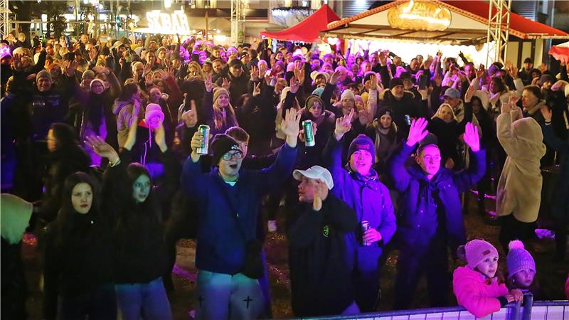 Hunderte Gäste in Partylaune füllen den Platz.
