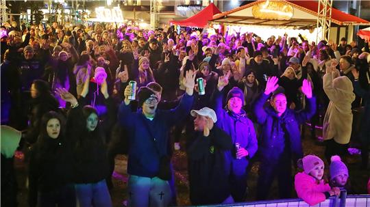Hunderte Gäste in Partylaune füllen den Platz.