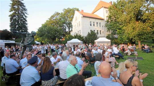 Hunderte Gäste nehmen am Sommerempfang der Stadt Seesen im Park hinter dem Amtsgericht teil.