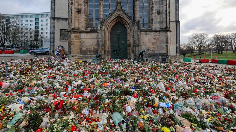 Hunderte Kerzen, Blumen und Plüschtiere wurden für die Opfer des Pkw-Anschlags auf den Magdeburger Weihnachtsmarkt im Dezember 2024 abgelegt. Auf dem 64. Verkehrsgerichtstag spricht Generalbundesanwalt Jens Rommel über „Das Auto als Waffe“.