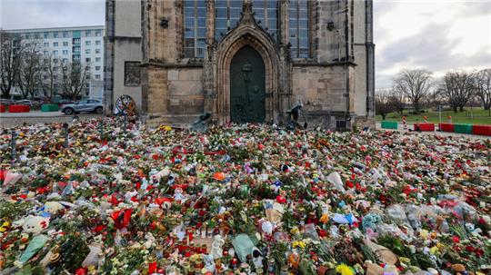 Hunderte Kerzen, Blumen und Plüschtiere wurden für die Opfer des Pkw-Anschlags auf den Magdeburger Weihnachtsmarkt im Dezember 2024 abgelegt. Auf dem 64. Verkehrsgerichtstag spricht Generalbundesanwalt Jens Rommel über „Das Auto als Waffe“.