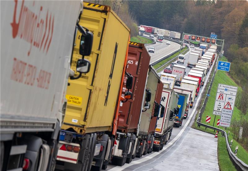 Strengere CO2-Regeln für Lkw und Busse in der EU Hunderte LKW stehen auf der A8: Für Busse und Lastwagen in der EU gelten künftig strengere CO2-Vorgaben.