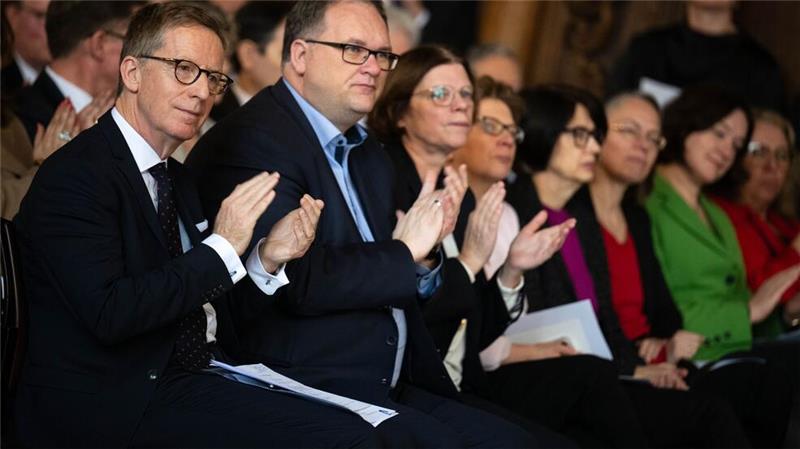 Hunderte Menschen aus Politik, Wirtschaft, Religion und Gesellschaft treffen sich zum traditionellen Neujahrsempfang im Bremer Rathaus.