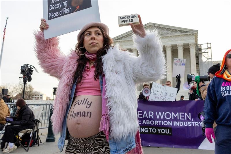 Hunderte Menschen demonstrieren vor dem Supreme Court in Washington. Dort beginnt heute eine Anhörung zur weiteren Zulassung einer Abtreibungspille.