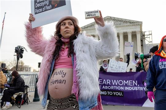 Hunderte Menschen demonstrieren vor dem Supreme Court in Washington. Dort beginnt heute eine Anhörung zur weiteren Zulassung einer Abtreibungspille.