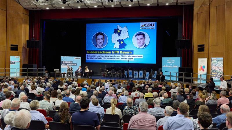 Was Niedersachsen und Bayern verbindet – Söder weiß es Hunderte Menschen kamen zu der CDU-Veranstaltung mit Bayerns Ministerpräsident Markus Söder im niedersächsischen Stade.