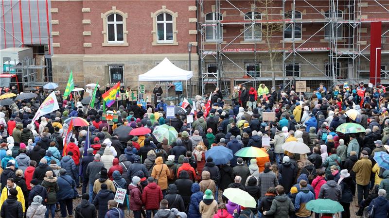 Hunderte kommen in Seesen zur Demo gegen Rechtsextremismus Hunderte Menschen sind auf dem Jacobsonplatz. Foto: Neuendorf