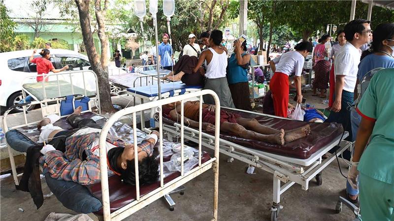Hunderte Menschen wurden in Myanmar verletzt, viele werden noch unter Trümmern vermutet. 